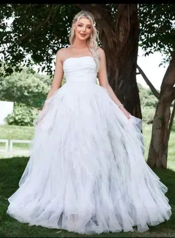 화이트 스트랩리스 플레어 웨딩 드레스