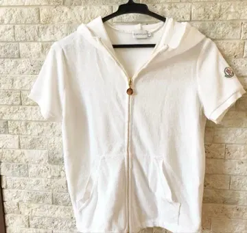 MONCLER 화이트 후드 부착 후드티