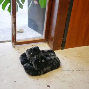 퍼 소재의 블랙 샌들 38