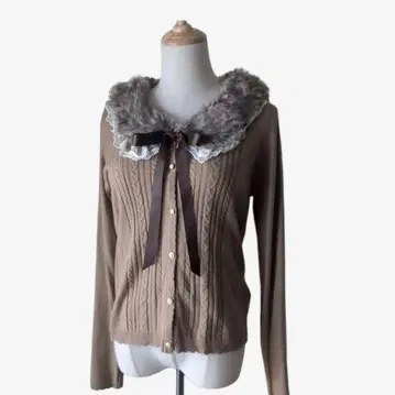 엑시즈팜 퍼 가디건 리본 레이스 펄 버튼