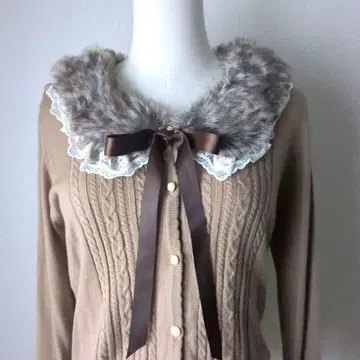 엑시즈팜 퍼 가디건 리본 레이스 펄 버튼