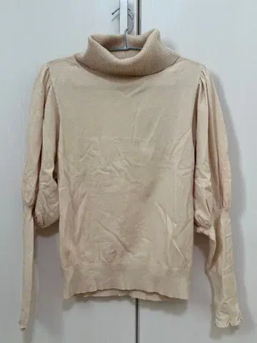 베이지 터틀넥 니트 긴팔