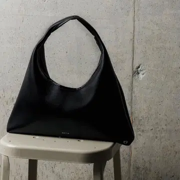 EDITA 하프문 토트 블랙 새틴백 숄더백