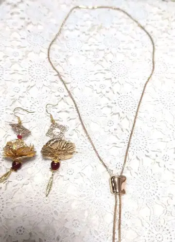 꽃 모티브 귀걸이와 목걸이 세트 판매