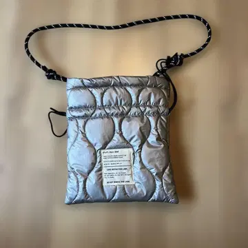 실버 퀼팅 숄더백