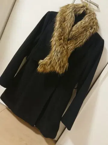 블랙 퍼 후드 코트 립 서비스 세실 맥비 INGNI