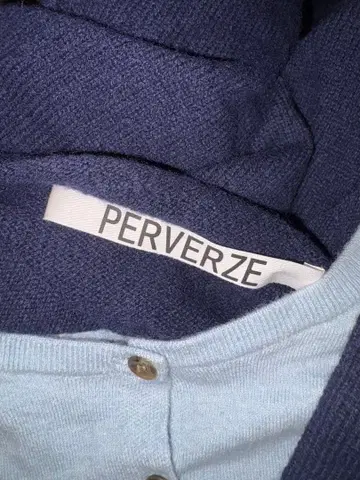 PERVERZE 네이비 V넥 가디건