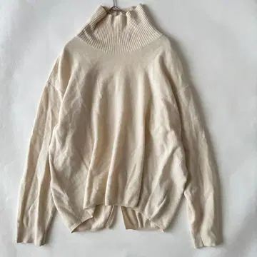 로페 캐시미어 혼방 니트 백 슬릿 터틀넥 니트 부드러운 소재