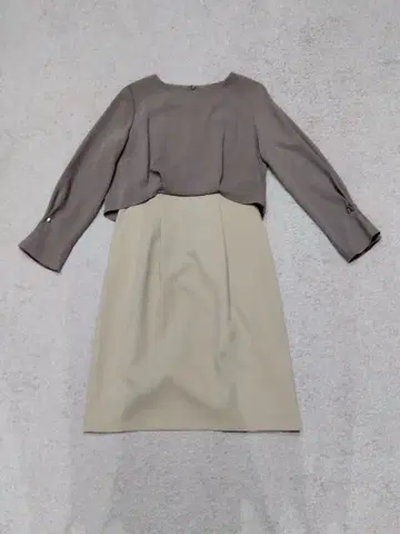 베이지색 긴팔 무릎 기장 도킹 원피스