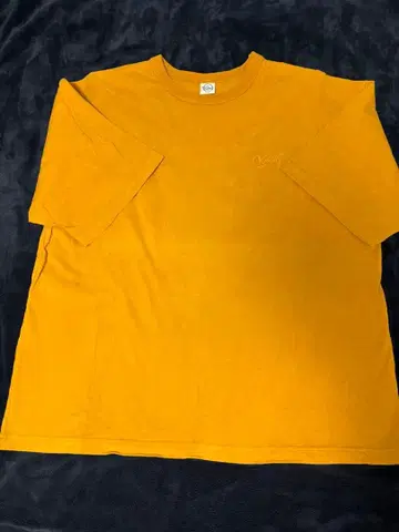 새상품급 자수 keboz 머스타드 컬러 T셔츠 L사이즈