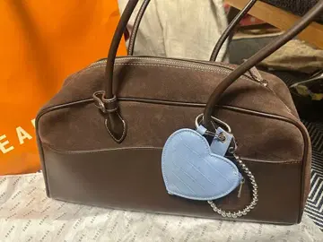 브라운 핸드백 파란 하트 참 포함