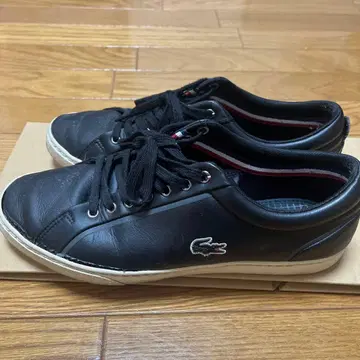 중고 LACOSTE 블랙 스니커즈