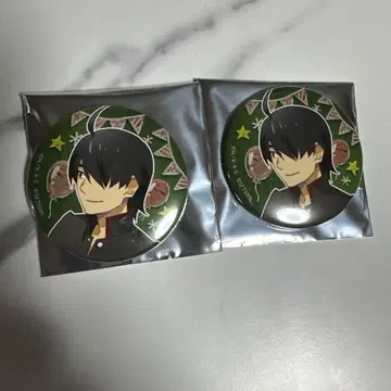 샤프트 50주년 기념전 키 비주얼 캔뱃지 바케모노가타리 아라라기 코요미