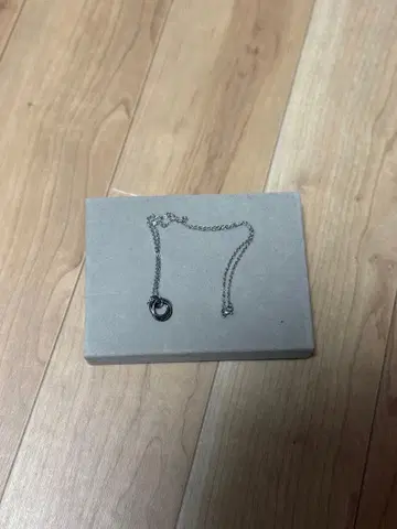심플한 실버 목걸이