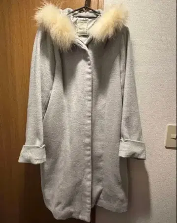 새상품급 그레이 퍼(fur) 부착 롱 코트 체스터 코트 여성용