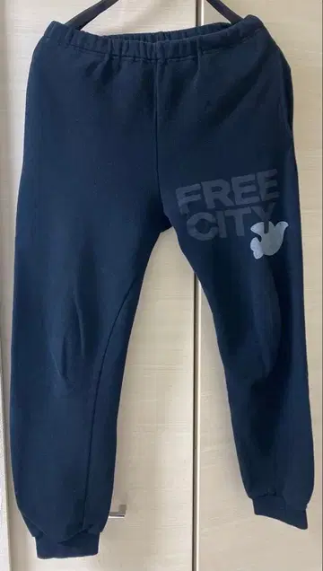 FREE CITY 블랙 스웨트 팬츠