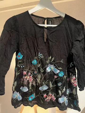 Evernew 자수 블라우스 네이비 x 꽃무늬