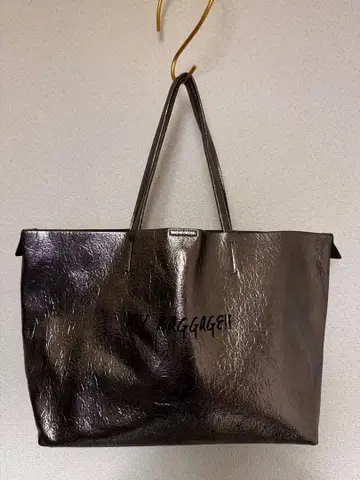 PECHINCHAR 주름 가공 메탈릭 실버 호일 토트백