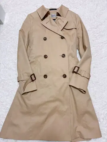베이지 더블 브레스트 트렌치코트