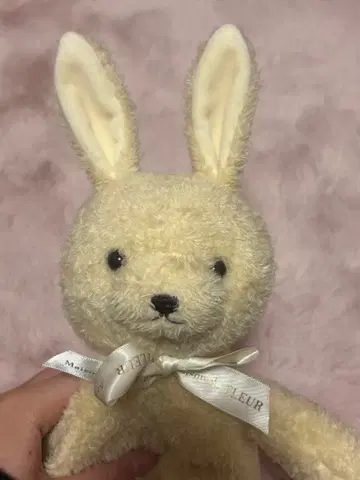 크림색 토끼 봉제 인형