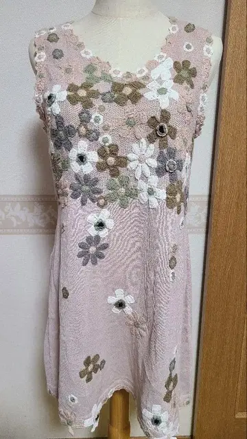 t.b 꽃무늬 자수 슬리브리스 튜닉 센소유니코