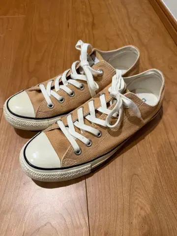 베이지 캔버스 로우컷 스니커즈