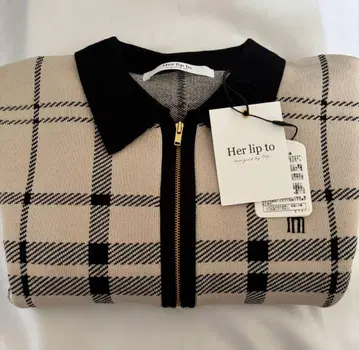 Her lip to Trois Logo Knit Mini Dress