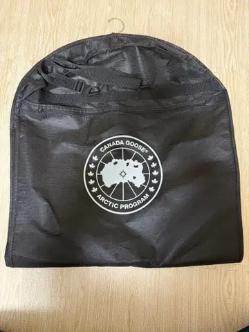 CANADA GOOSE 가먼트 백 블랙 옷걸이 포함