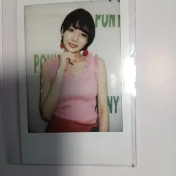 오카다 사야카 폴라로이드 프릴 달린 핑크 상의