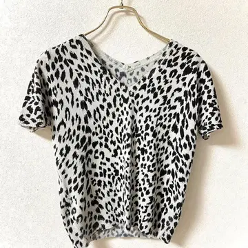 스타일콤 V넥 반팔 레오파드 무늬 모 혼방