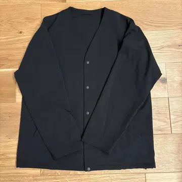 블랙 버튼 V넥 가디건