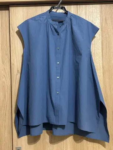 [ 미사용 ] 이치주 밑단 플레어 슬리브리스 블라우스