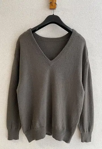 투모로우랜드 TOMORROWLAND 캐시미어 100% V넥 니트