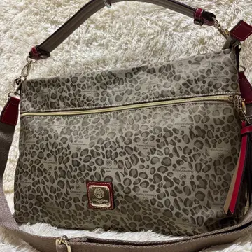 극미품 미사용급 크리스찬 올리비에 숄더백 2way 나일론 표범 무늬