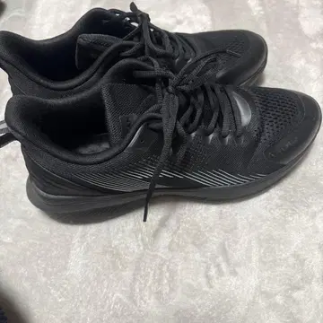 블랙 스포츠 슈즈 메쉬 디자인