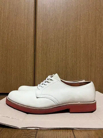 화이트 가죽 드레스 슈즈 레드 밑창