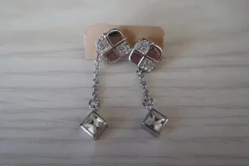 [ 미사용 ] 고급스러움 넘치는 스퀘어 롱 귀걸이 크리스탈 흔들림 디자인