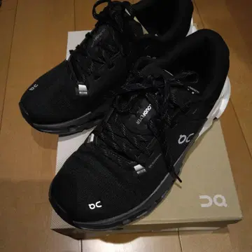 온 클라우드플라이어 5 블랙 스니커즈