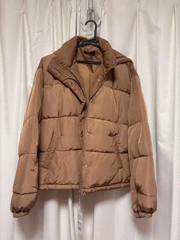 브라운 후드 부착 다운 자켓