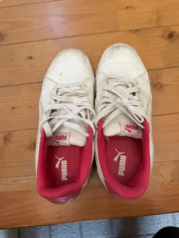 Puma 화이트/레드 로우컷 스니커즈