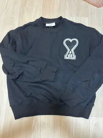 블랙 하트 자수 맨투맨