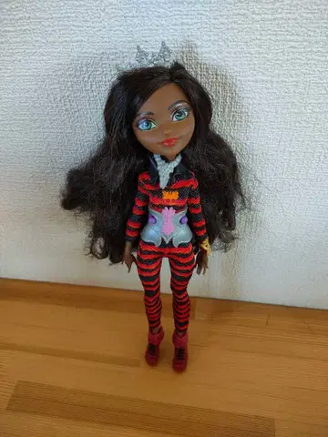 몬스터 하이 인형 빨간색과 검은색 스트라이프