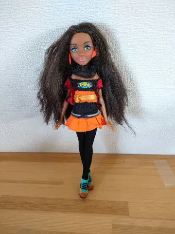 컬리 헤어의 오렌지 의상을 입은 인형 프로젝트 M.C. 스퀘어드