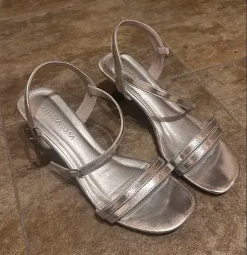 실버 스트랩 샌들 힐 포함