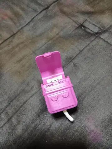 보라색 캡슐 토이