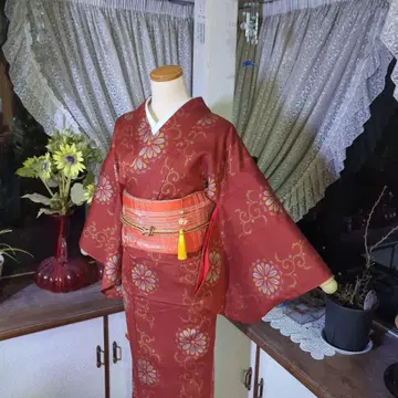 가바색 바탕에 짜여진 당초 무늬가 로망을 자아내는 앤티크 기모노입니다