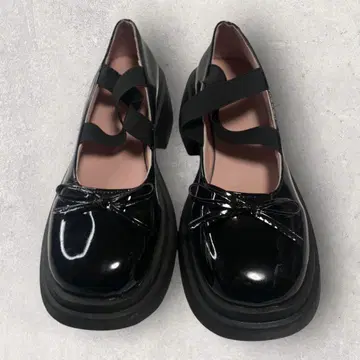 리본 포함 블랙 에나멜 통굽 펌프스