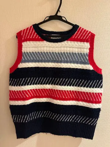 FRNCH 스트라이프 디자인 슬리브리스 니트 베스트