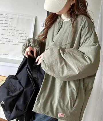 [ JAVA 자바 콜라보 ] 바스락 소재 사이드 지퍼 노카라 블루종