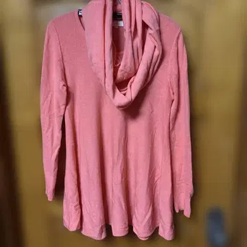 핑크색 긴팔 상의 머플러 포함